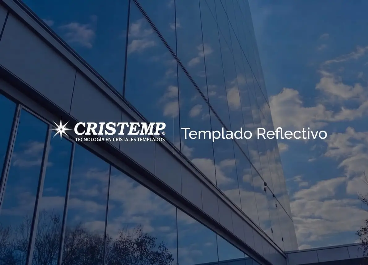Fachada de edificio con vidrio templado reflectivo