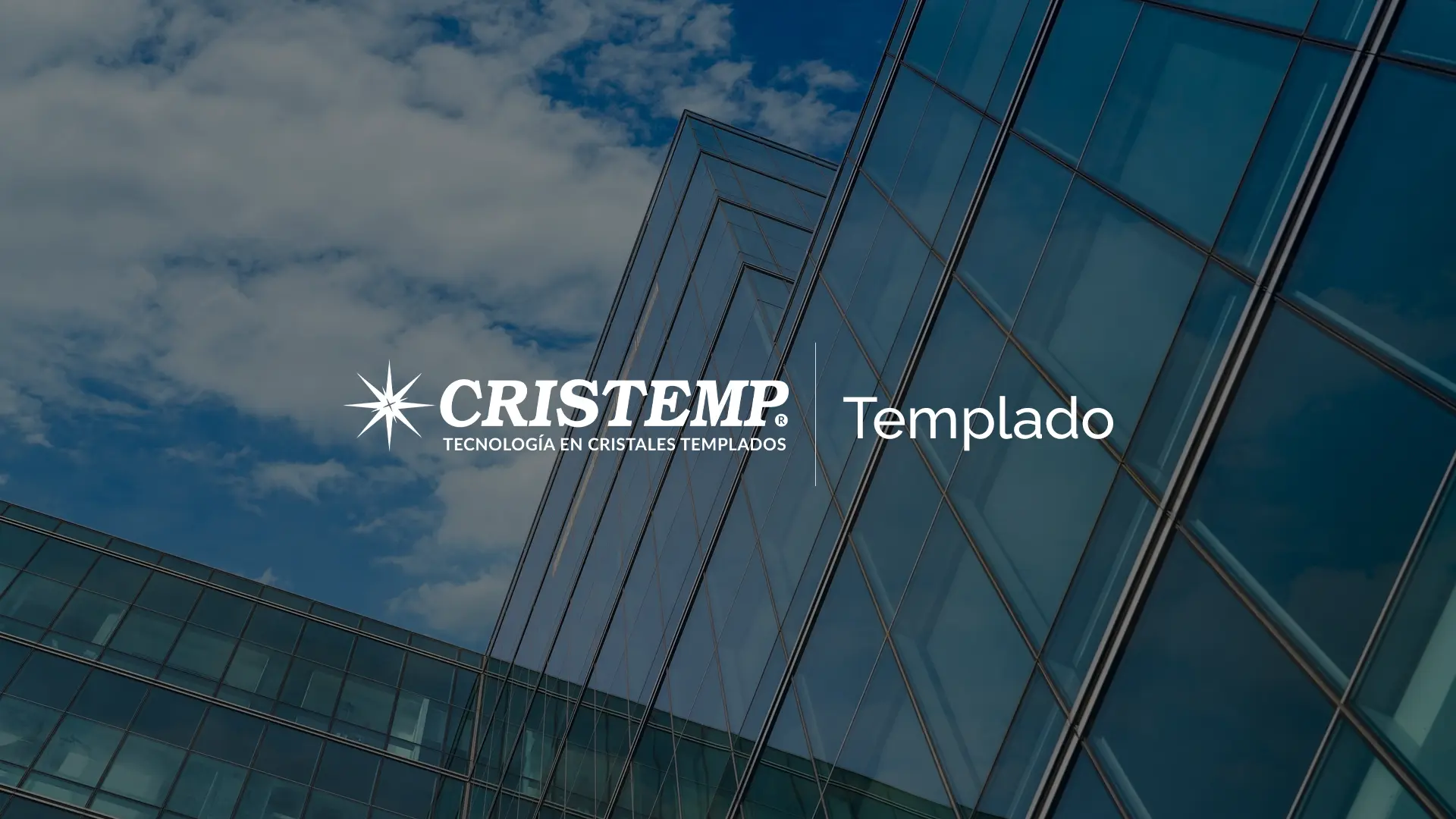 Fachada de edificio con vidrio templado estructural